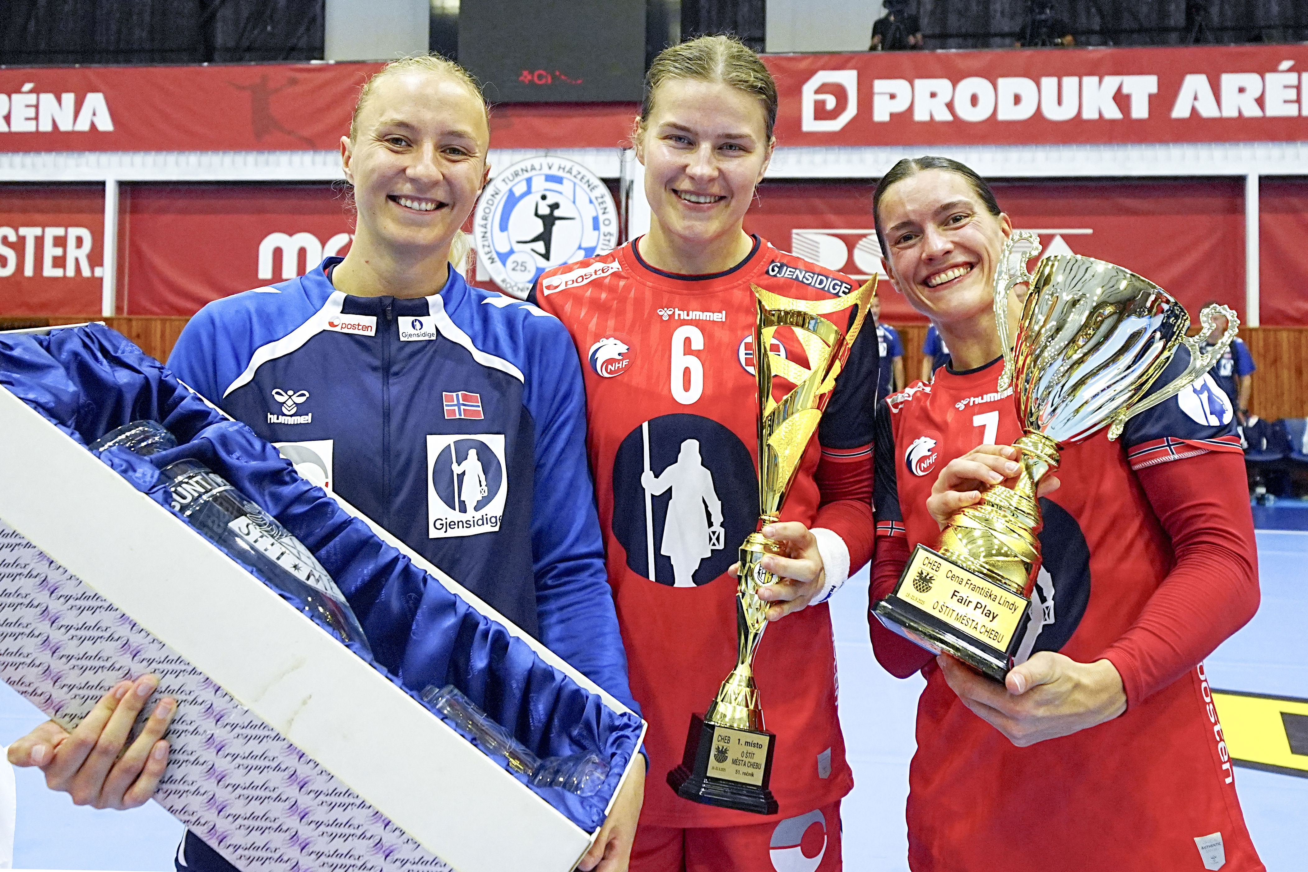 Henny Reistad, Maren Aardahl og Stine Skogrand med utmerkelser etter landslagsturneringen i Tsjekkia. Foto: Terje Pedersen / NTB