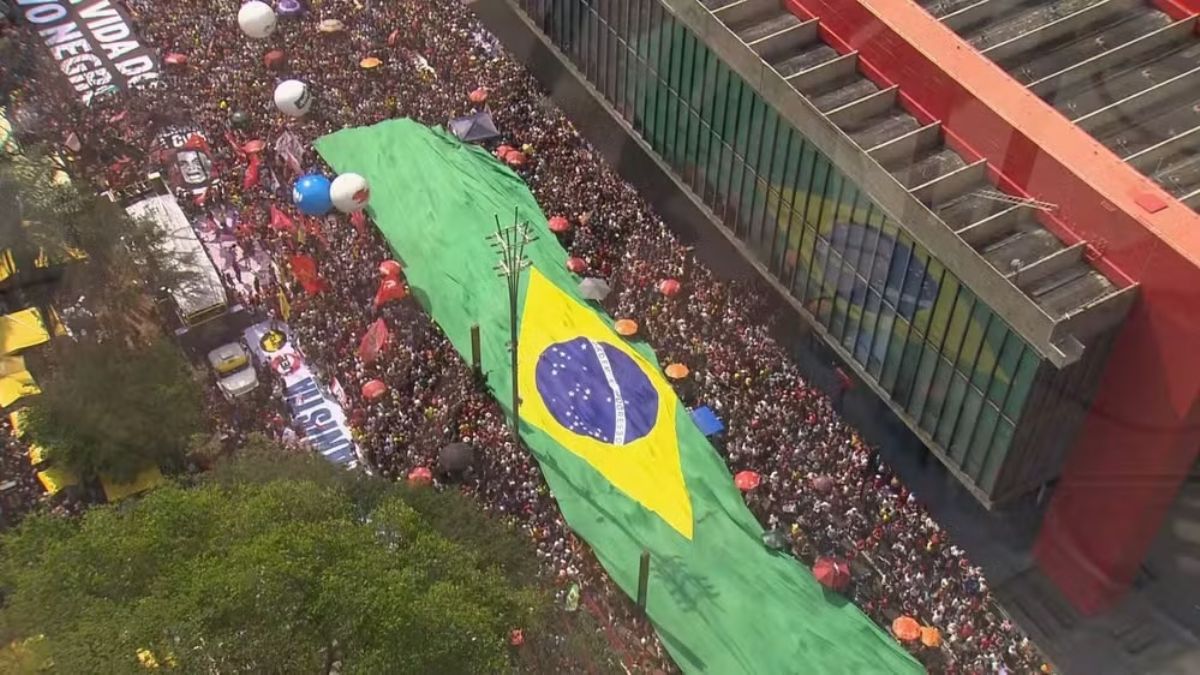 PEC da Bandidagem: bandeira gigante do Brasil é estendida em ato lotado ...