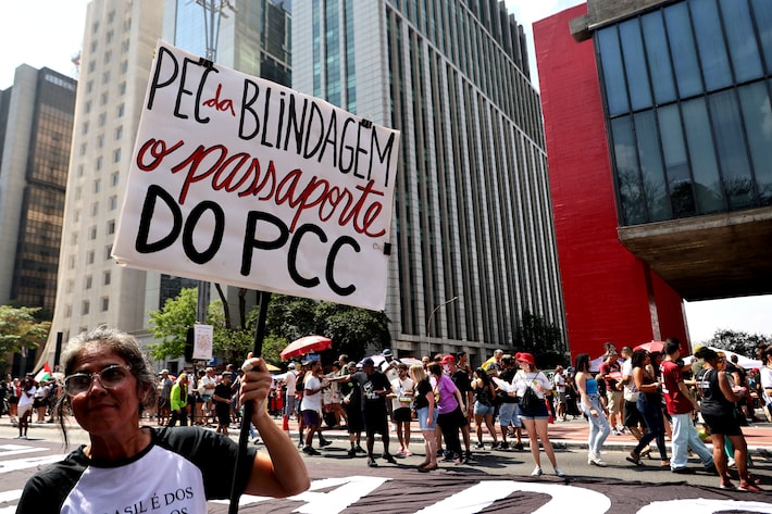 Manifestantes fazem ato contra a PEC da Blindagem na Avenida Paulista, região central de São Paulo. Foto: Fábio Vieira/Estadão