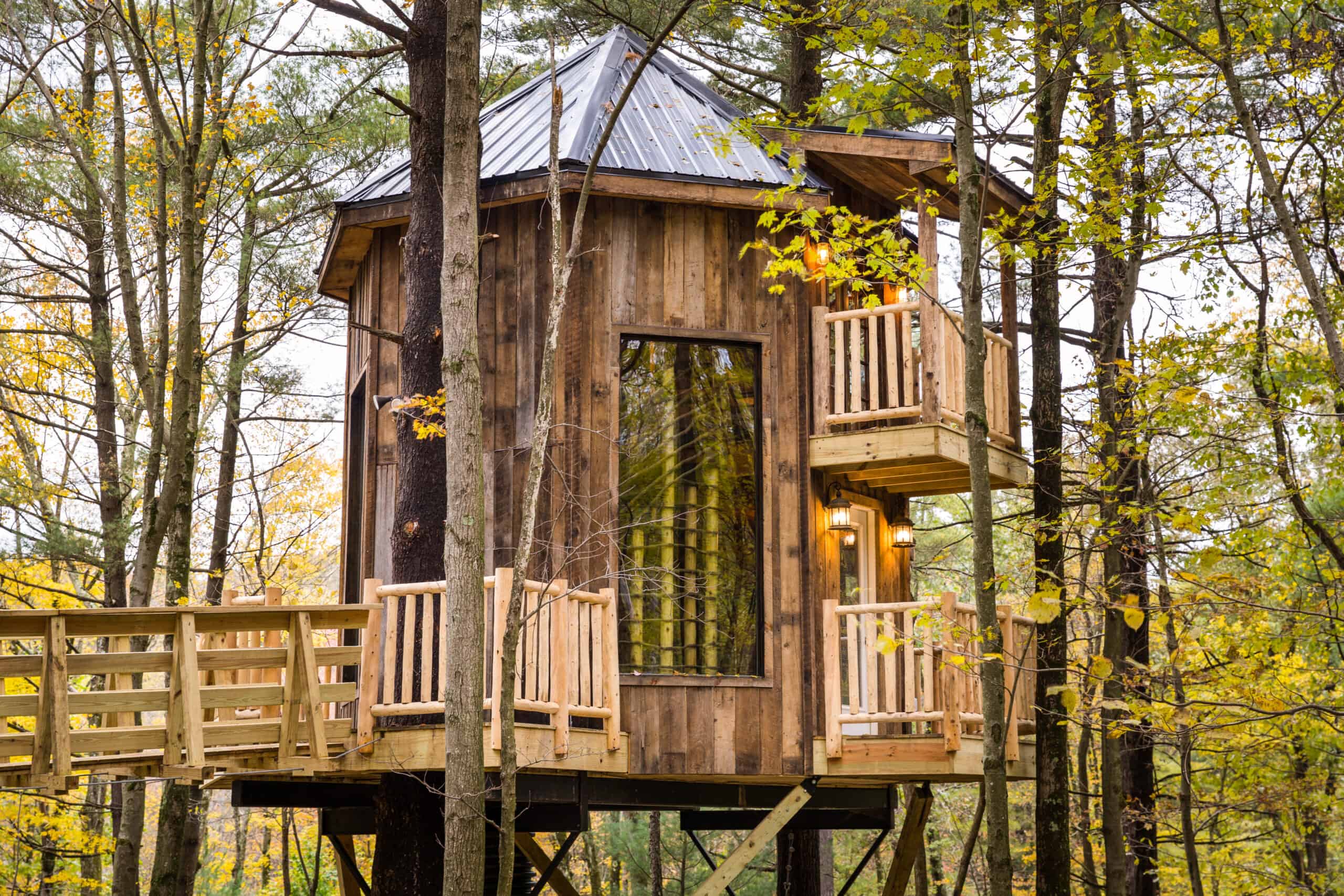12 Cozy Treehouse Getaways to Book This Fall
