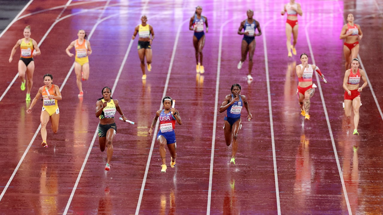 american-women-break-world-championship-record-to-win-4x100m-relay-gold