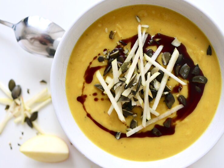 Kürbis-Apfel-Suppe mit Curry und Sahne