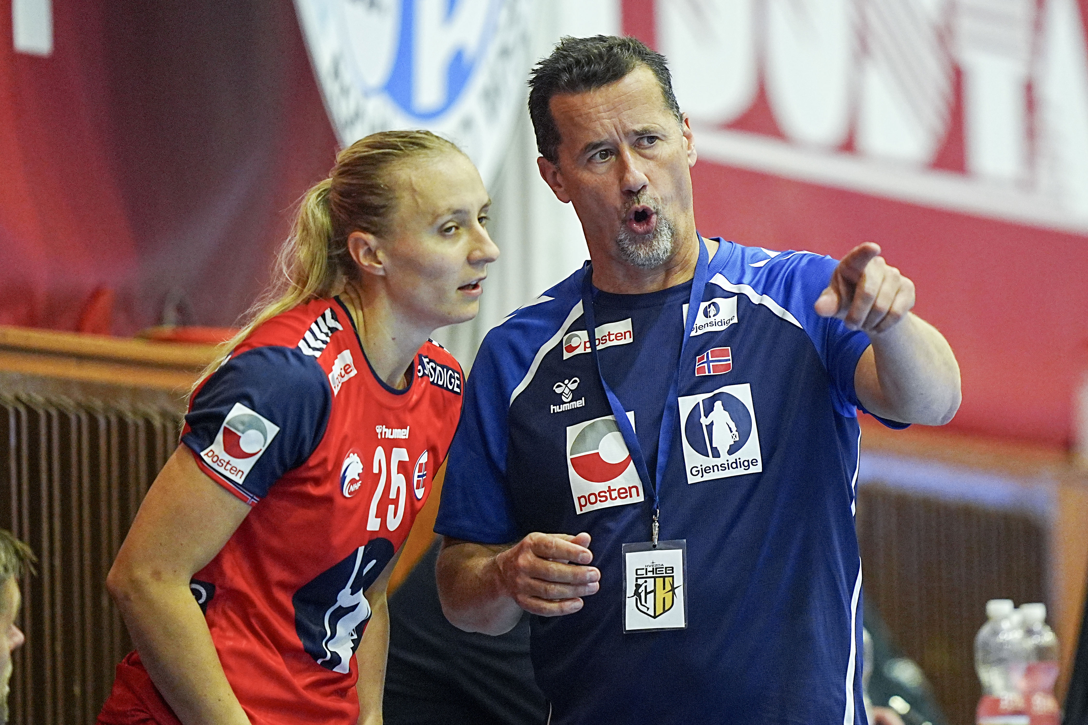 Ole Gustav Gjekstad fikk se sine utvalgte herje i VM-oppkjøringsturneringen i Tsjekkia. Her er han med Henny Reistad under storseieren over vertslaget. Foto: Terje Pedersen / NTB