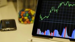 Investor Asia Khawatirkan Shutdown Pemerintah AS: Saham Naik, Dollar Melemah, Emas Melonjak