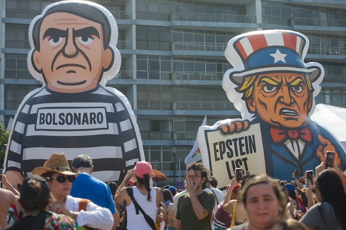 Manifestacao na praia de Copacabana, zona sul do Rio de Janeiro. Foto: Pedro Kirilos/Estadão