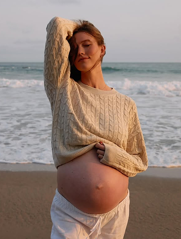 Karlie Kloss khoe ảnh bụng bầu con thứ ba.