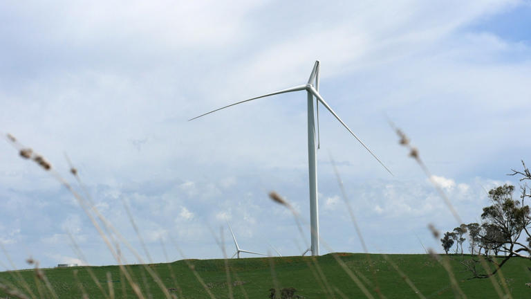 Storm-damaged turbine at NSW Central West wind farm raises safety concerns