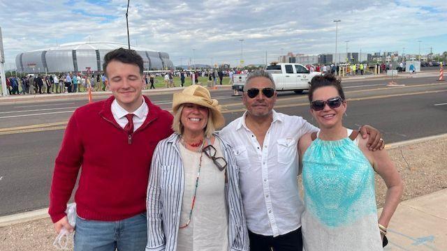 Stephanie e Juan Flores (à direita) esperaram com seus amigos para entrar no estádio.