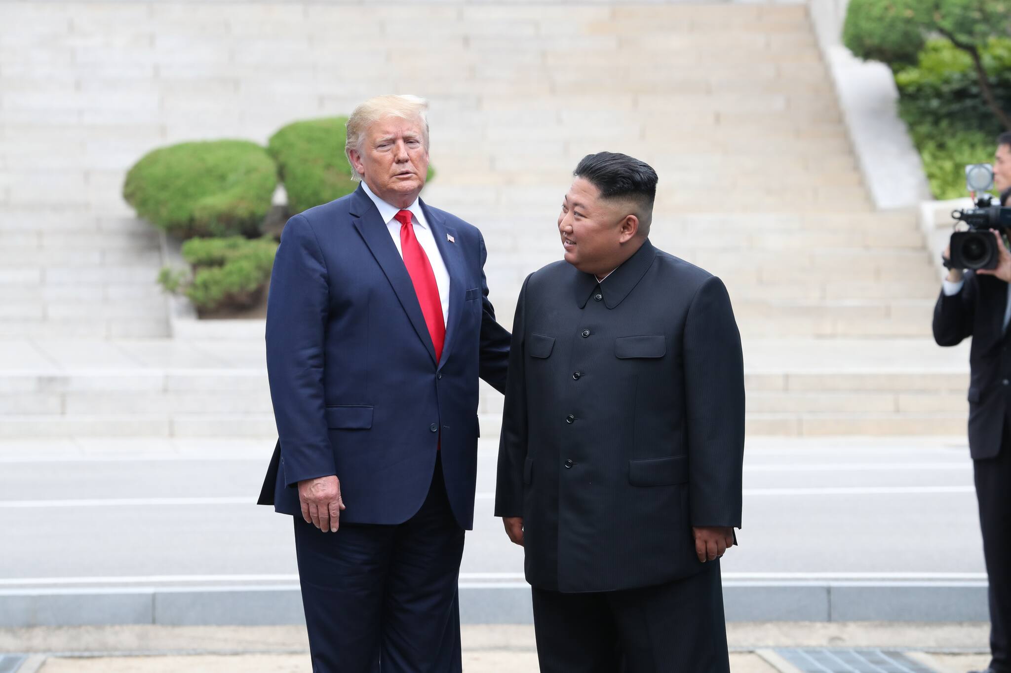 US-Präsident Donald Trump (links) und Nordkoreas Machthaber Kim Jong Un bei ihrem Treffen in der entmilitarisierten Zone (DMZ) an der innerkoreanischen Grenze im nördlichen Teil von Panmunjom im Jahr 2019. . Quelle: -/YNA/dpa