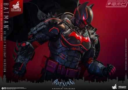 バットマン：アーカム・ビギンズ』より、XEスーツを着用した