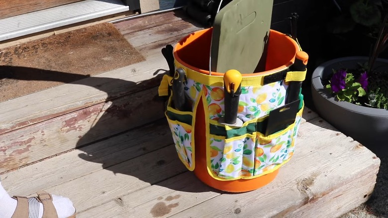 17 Tips & Tricks For Organizing Gardening Tools So Your Green Thumb Can ...