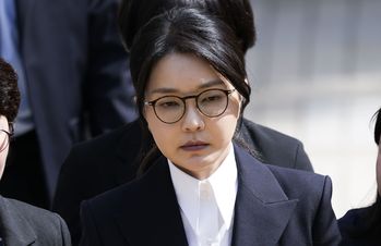 Court allows media to film ex-first lady Kim's 1st trial hearing