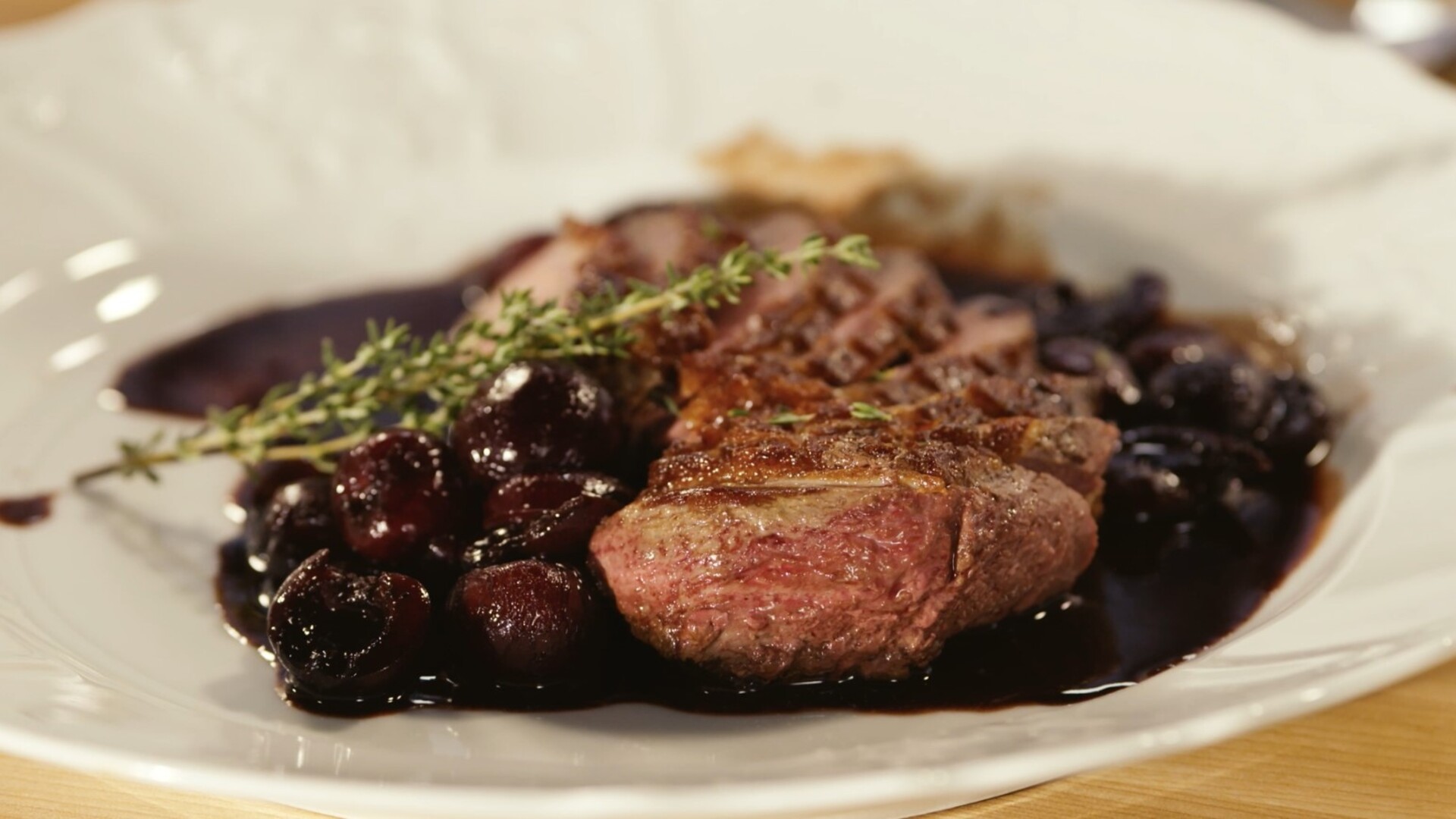 Entenbrust mit Kirschen und Balsamico-Reduktion