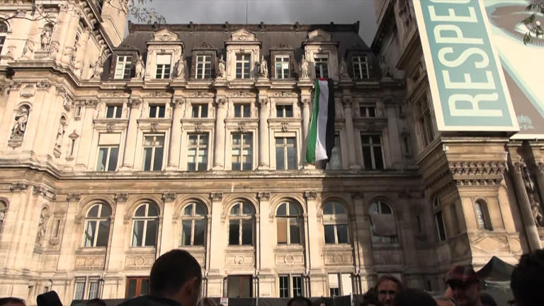 France : Des manifestants accrochent un drapeau palestinien au balcon de l'Hôtel de ville de Paris