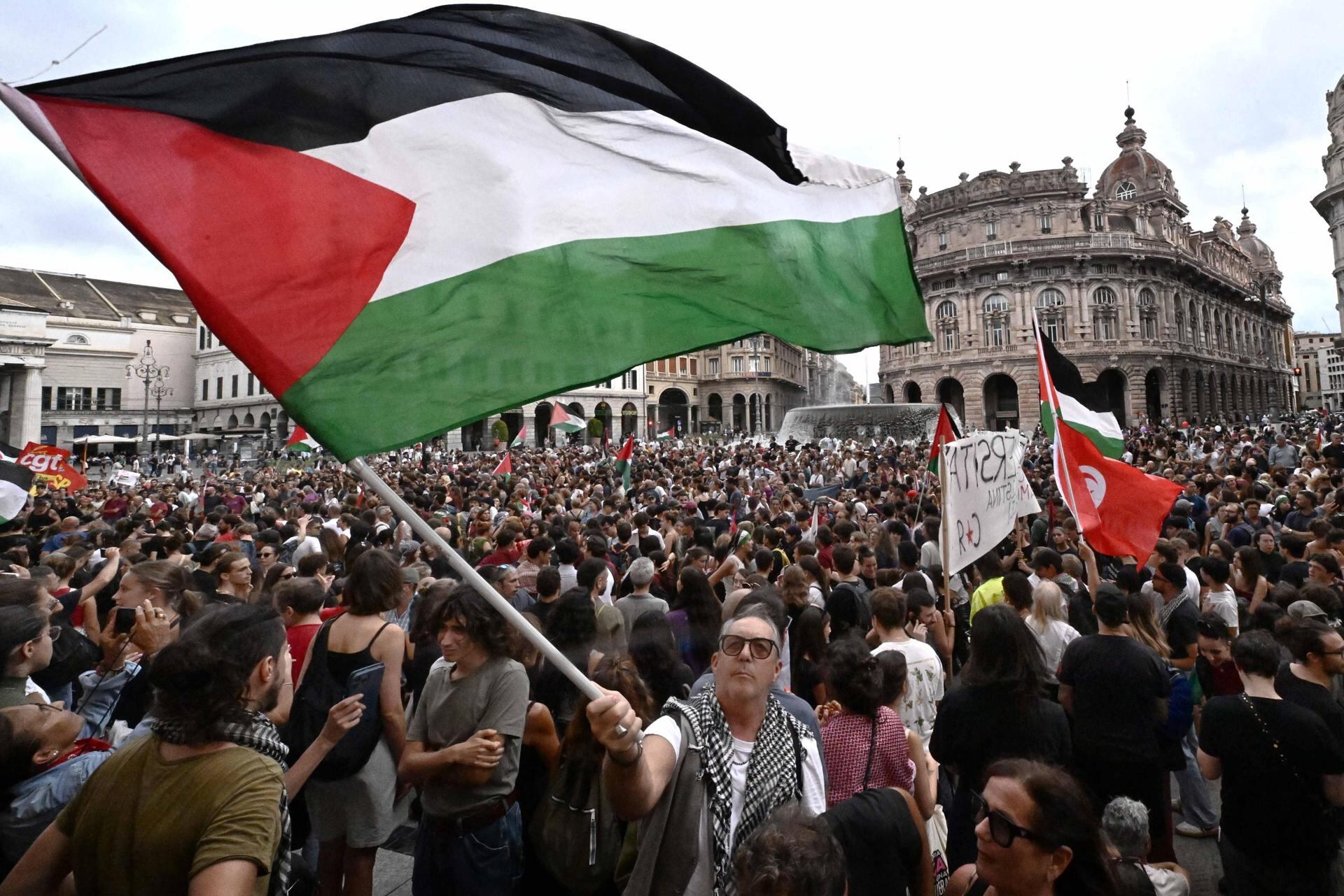 Un manifestante ondea una bandera palestina durante una huelga nacional en Italia bajo el lema 'Bloqueemos todo', en solidaridad con el pueblo palestino y exigiendo que se detenga el envío de armas a Israel.