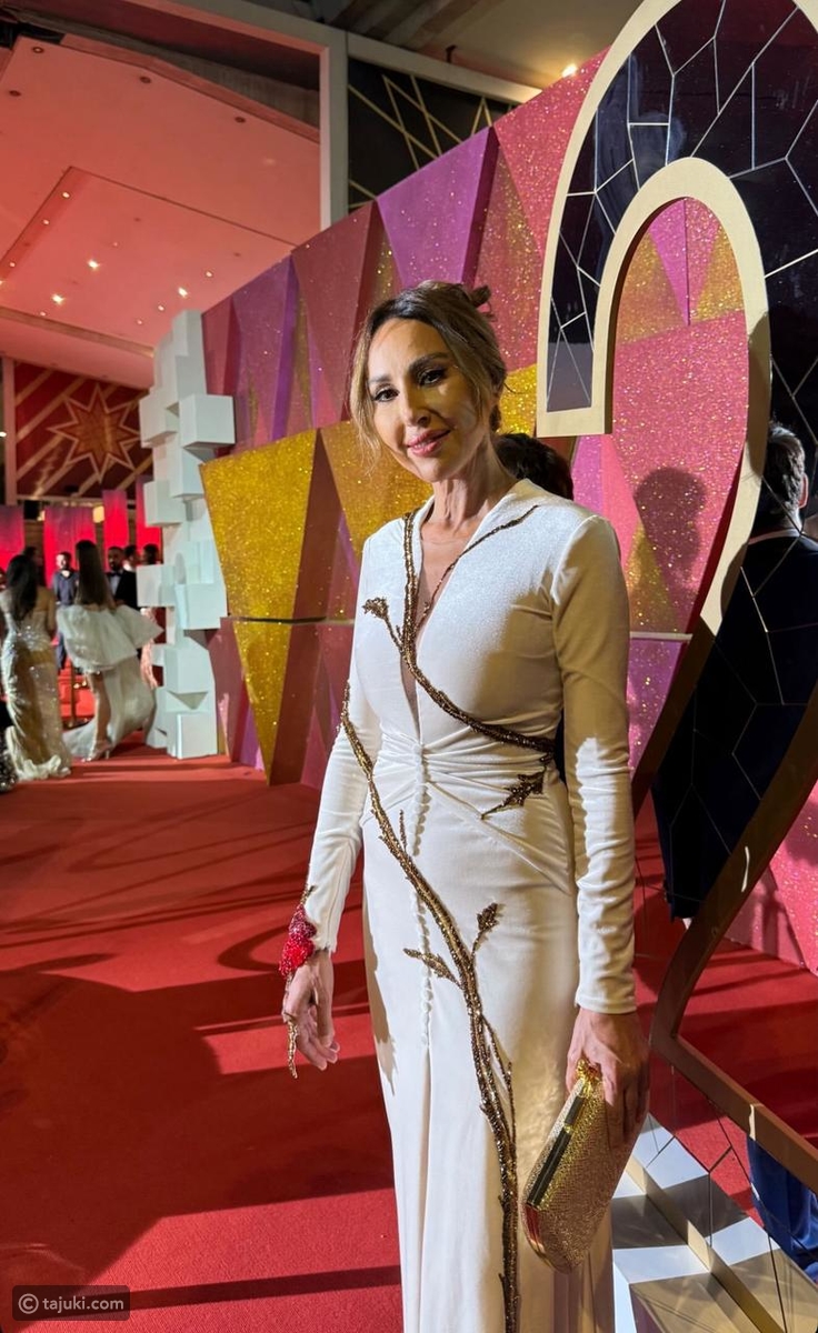 ورد الخال: عيون مسحوبة واحمر شفاه وردي