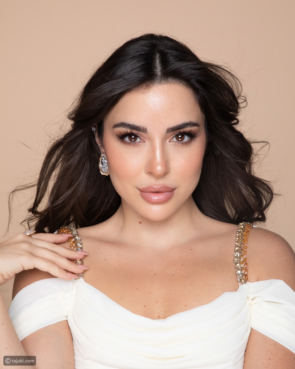 سارة أبي كنعان: بإطلالة الحواجب الطبيعية والآيلاينر الاسود