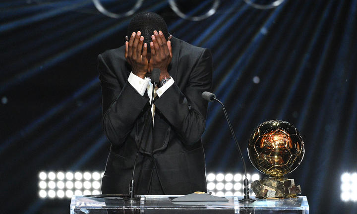 Phát biểu sau khi giành Quả bóng vàng, Ousmane Dembele gửi lời cảm ơn tới các đội bóng mà anh đã và đang khoác áo. Tiền đạo 28 tuổi bật khóc khi nhắc đến mẹ. Anh nói: "Cảm ơn mẹ tôi và cũng là người thân nhất luôn bên tôi ở mọi nơi" .(Ảnh: Reuters)