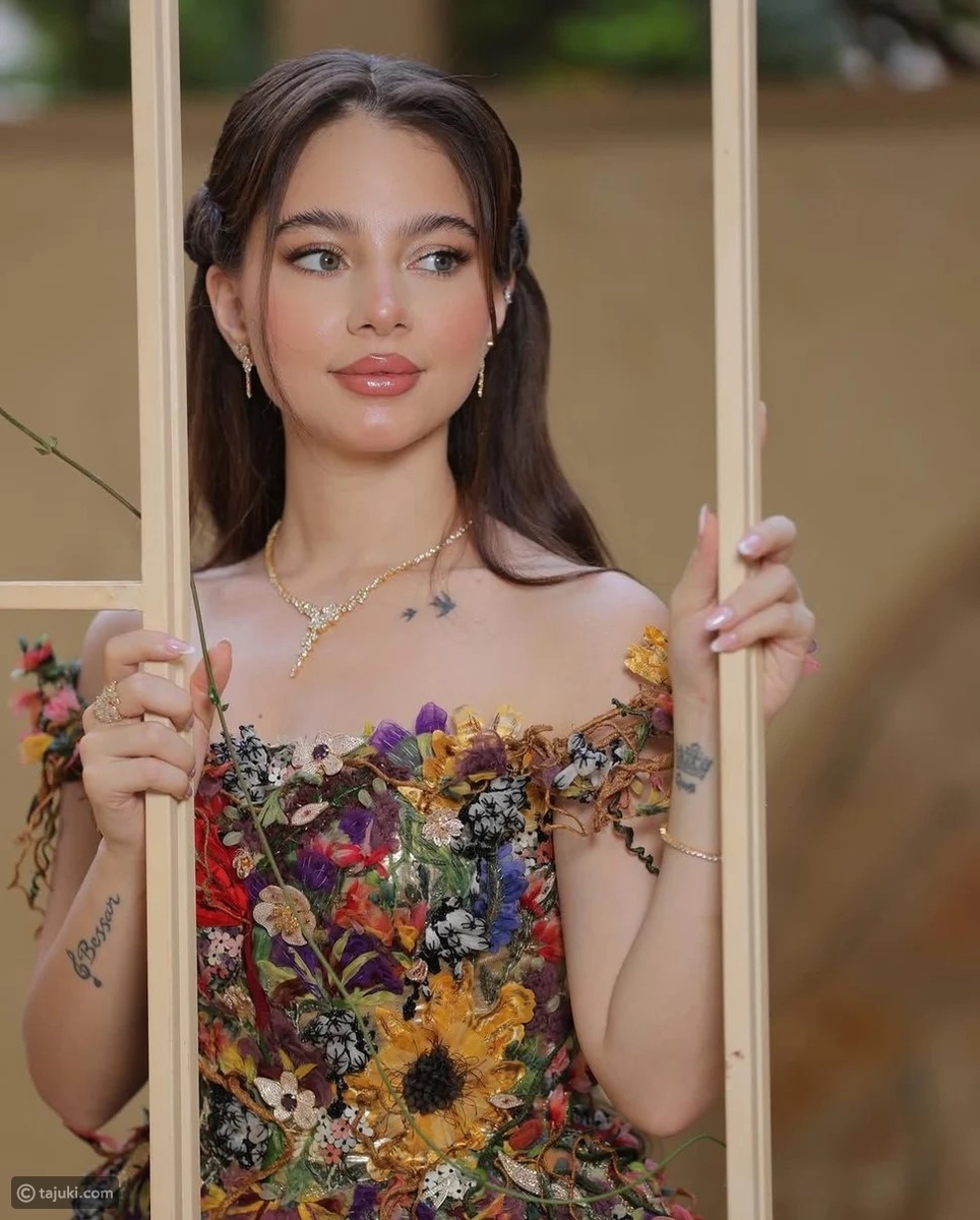 بيسان إسماعيل شعر منسدل ومكياج وردي رقيق