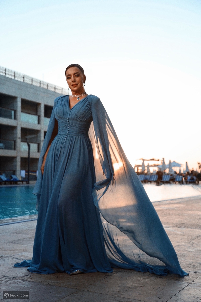 شكران مرتجى باللون الأزرق السماوي والشعر الملموم للخلف