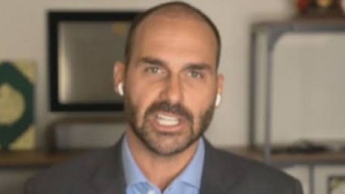 Ap&oacute;s liga&ccedil;&atilde;o Trump-Lula, Eduardo Bolsonaro retoma ataques a Moraes, Justi&ccedil;a e aliados