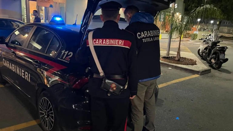 Due ragazze si baciano alla Festa del Lambrusco a Bomporto: insultate e colpite con pugni al volto