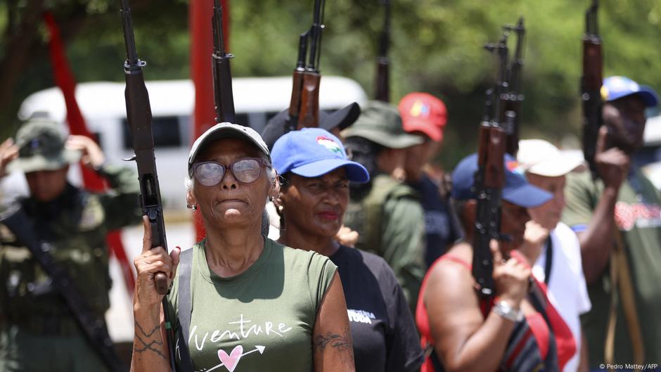 Civiles entrenar manejo de armas en milicias organizadas en Caracas. (20.09.2025).