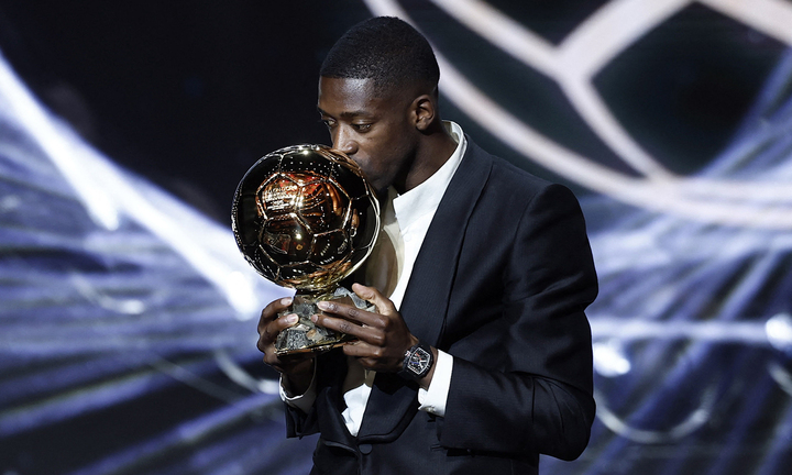 Dembele cũng nhắc tên đồng đội cũ Lionel Messi trong bài phát biểu. Chủ nhân Quả bóng vàng 2025 nói: " Tôi cũng muốn cảm ơn tất cả những CLB mà tôi từng khoác áo: Dortmund, Rennes – đội bóng đã đào tạo tôi, nơi tôi học được gần như tất cả; Barcelona – CLB mà tôi từng mơ ước được gia nhập, nơi tôi học hỏi từ những cầu thủ phi thường như Andres Iniesta và Lionel Messi. Quả bóng vàng chưa bao giờ là mục tiêu trong sự nghiệp của tôi, nhưng đây thực sự là một điều đặc biệt" . (Ảnh: Reuters)