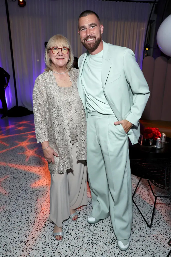 Travis Kelce bên mẹ. Ảnh: Netflix