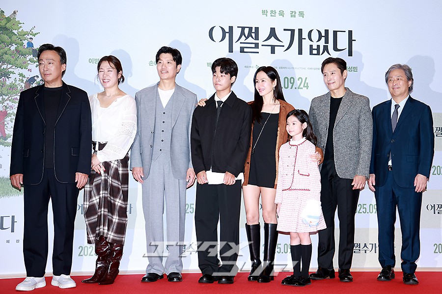 【フォト】『仕方ない』チーム、VIP試写会で力強いポーズ