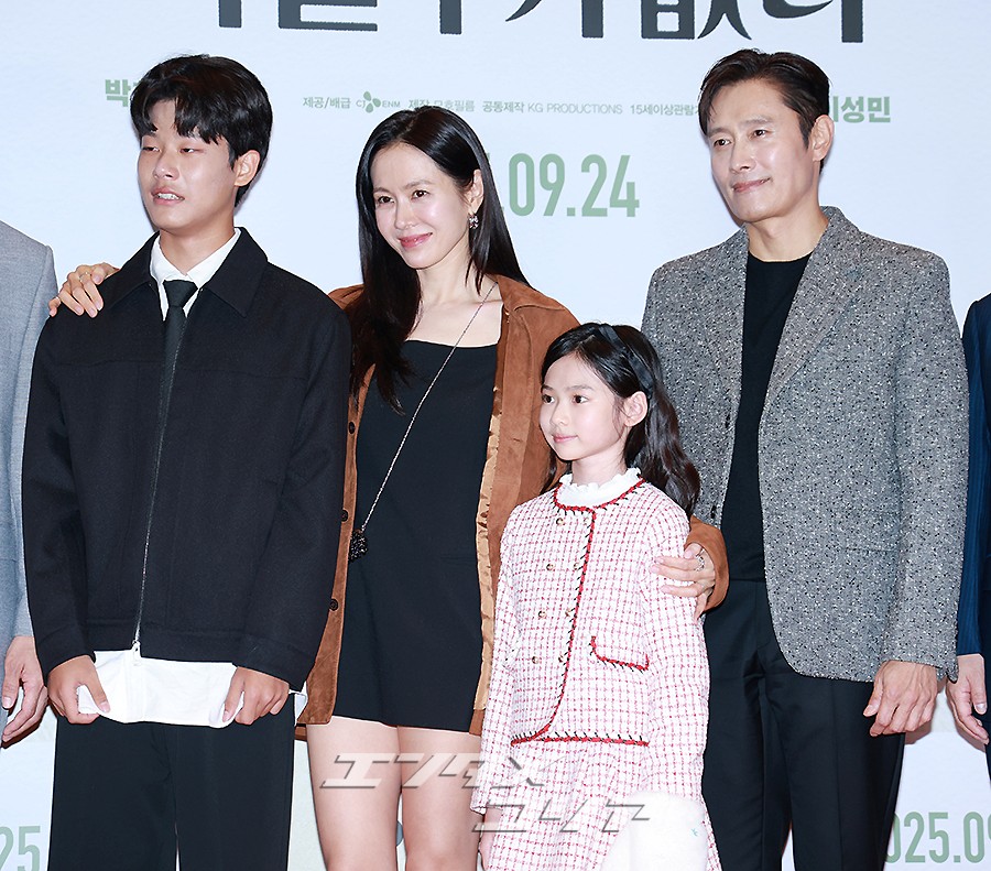 【フォト】『仕方ない』チーム、VIP試写会で力強いポーズ