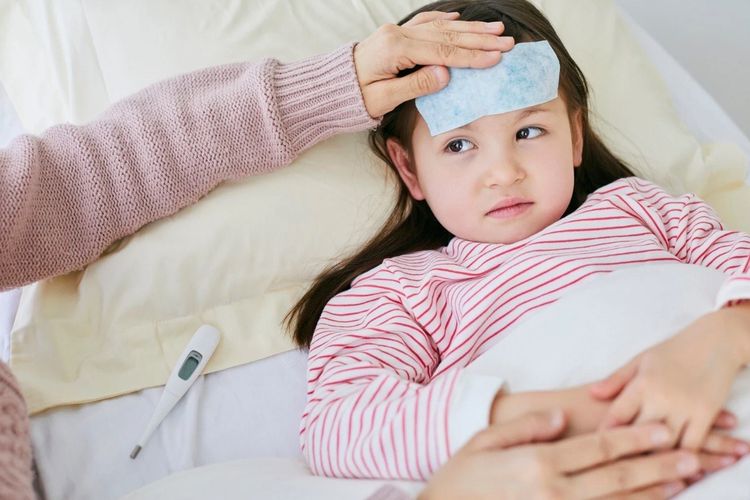 8 Cara Turunkan Demam Anak, Panduan Aman Tanpa Obat Berlebihan