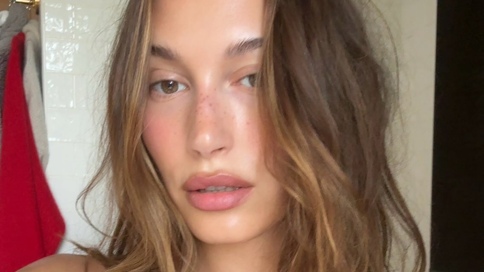 Der „Fast nichts“-Trend: 90er-inspiriertes Make-up ist wieder voll im Trend