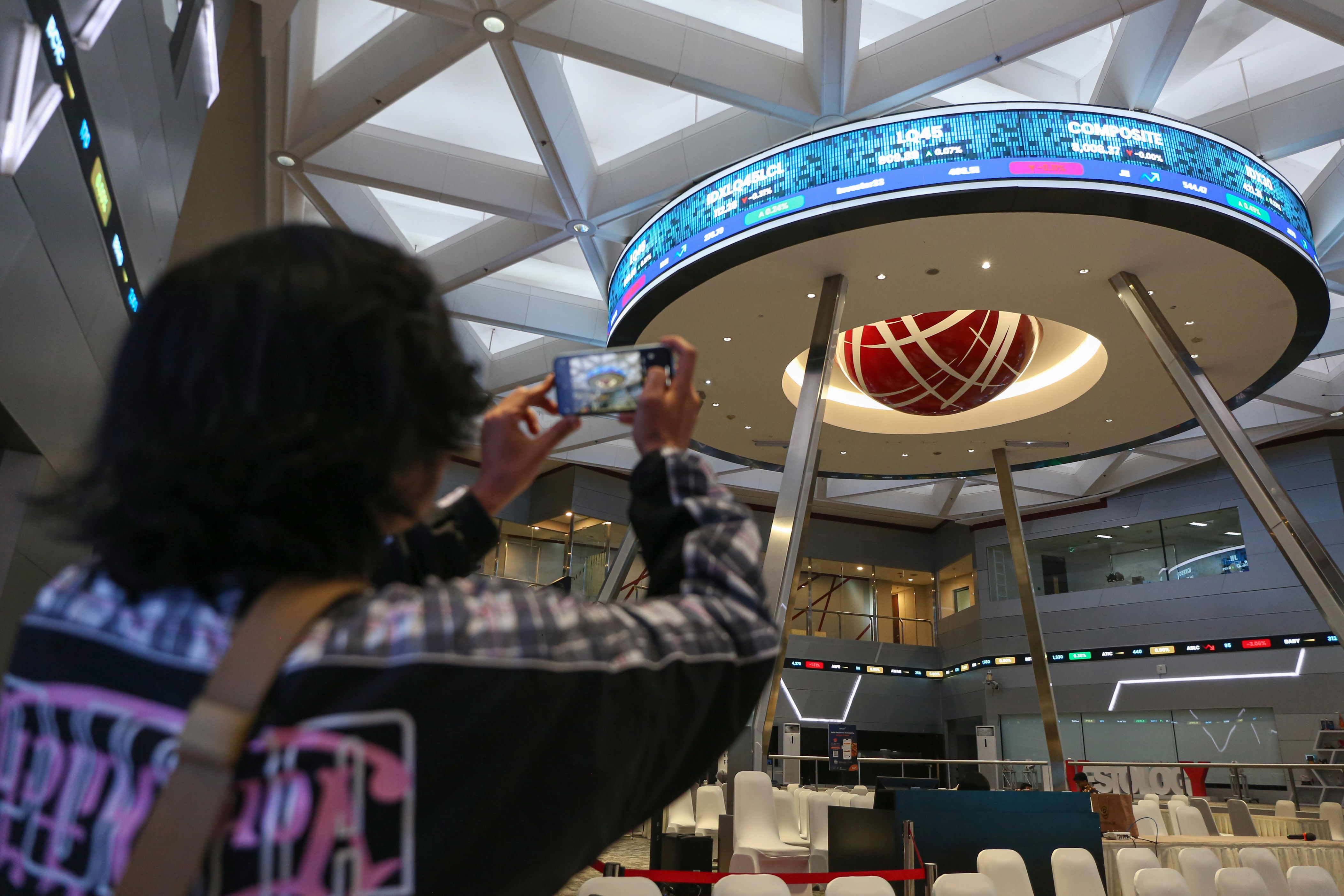 IHSG Diprediksi Naik, PSAB, ACES, EMTK, dan HRUM Jadi Rekomendasi