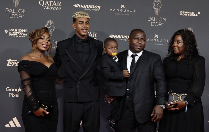 Yamal's father (2nd from right) is confident that his son will win the Ballon d'Or next year - Photo: REUTERS