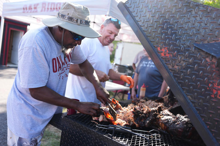 Homecoming tailgate party brings friends, fans to Oak Ridge game