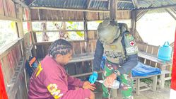 Pos Kalisemen Satgas Yonif 112/DJ Berikan Pengobatan Gratis di Daerah Terpencil Papua