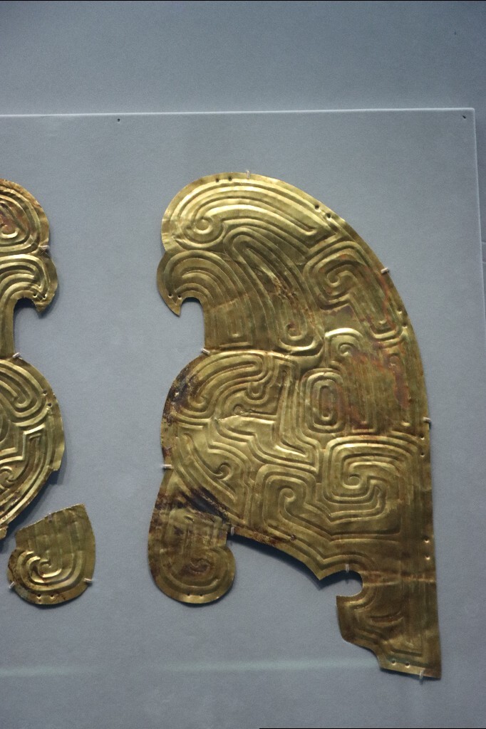 中国国家博物馆展出的春秋早期黄金鸱鸮形马胄饰