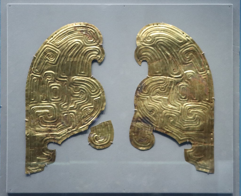 中国国家博物馆展出的春秋早期黄金鸱鸮形马胄饰