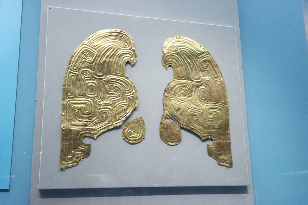 中国国家博物馆展出的春秋早期黄金鸱鸮形马胄饰