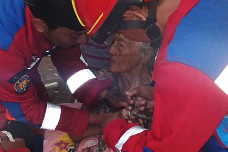 Tim Damkar Tangsel Selamatkan Nenek 99 Tahun dengan Cincin Terjepat di Jari