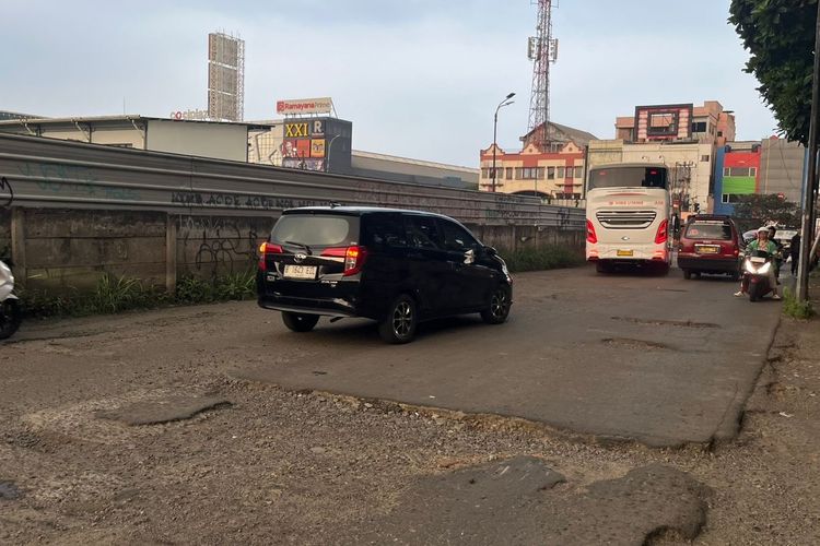 Jalan Depok Rusak, Pengendara Terpaksa Menghindar