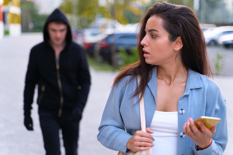 Mengapa Mantan Sering Dijadikan Korban Stalking? Penyebab, Dampak, dan Solusi Psikologis