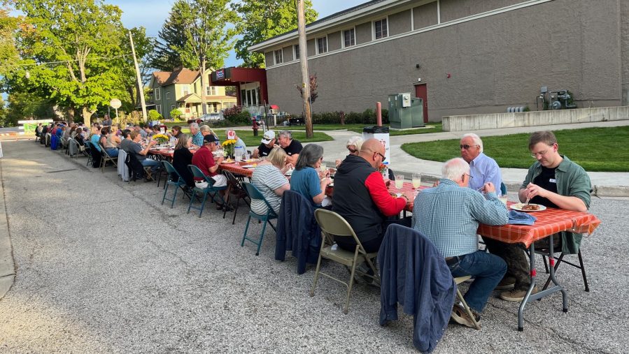 Lakeshore library coordinates free community dinner