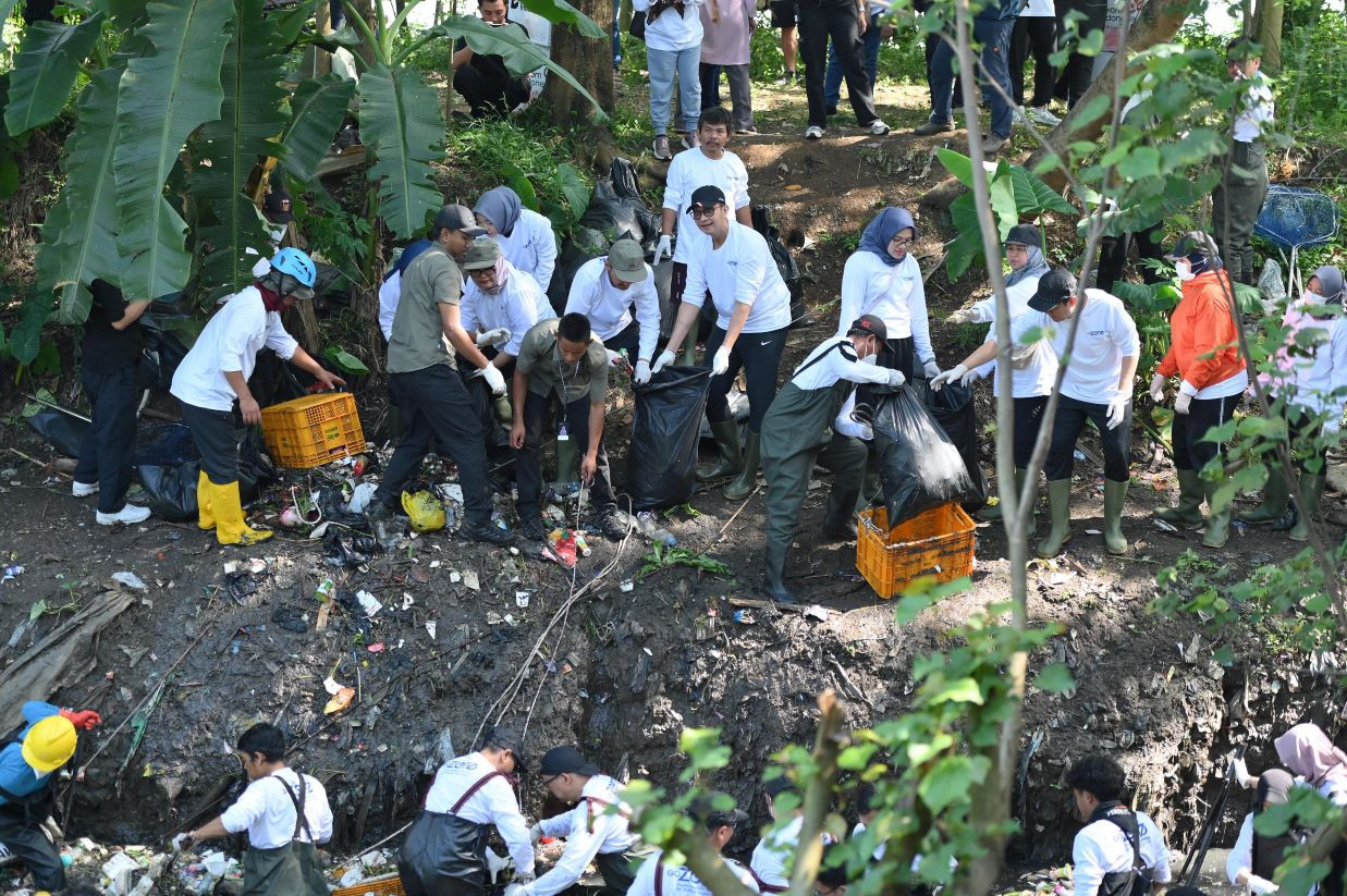 Dukung Lingkungan, Pandawara dan Telkom Bersihkan Sungai Cioray