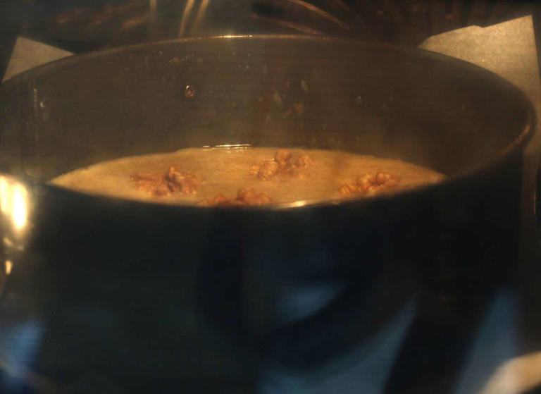 Passo 6 - Bolo de nozes superfácil feito com apenas 4 ingredientes