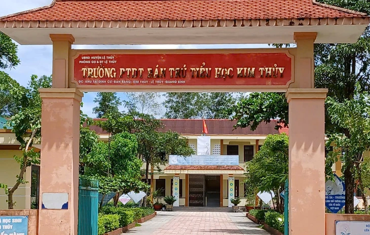 Nữ hiệu phó và hiệu trưởng trong vụ 40 học sinh ngộ độc là bà con thân tộc