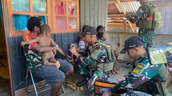 TNI Berbagi Kebahagiaan dengan Pengobatan Gratis dan Pembagian Baju di Puncak Jaya