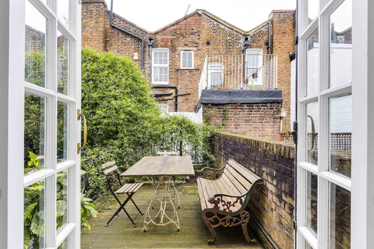 Notting Hill house narrower than a London Tube carriage for sale for £1 ...