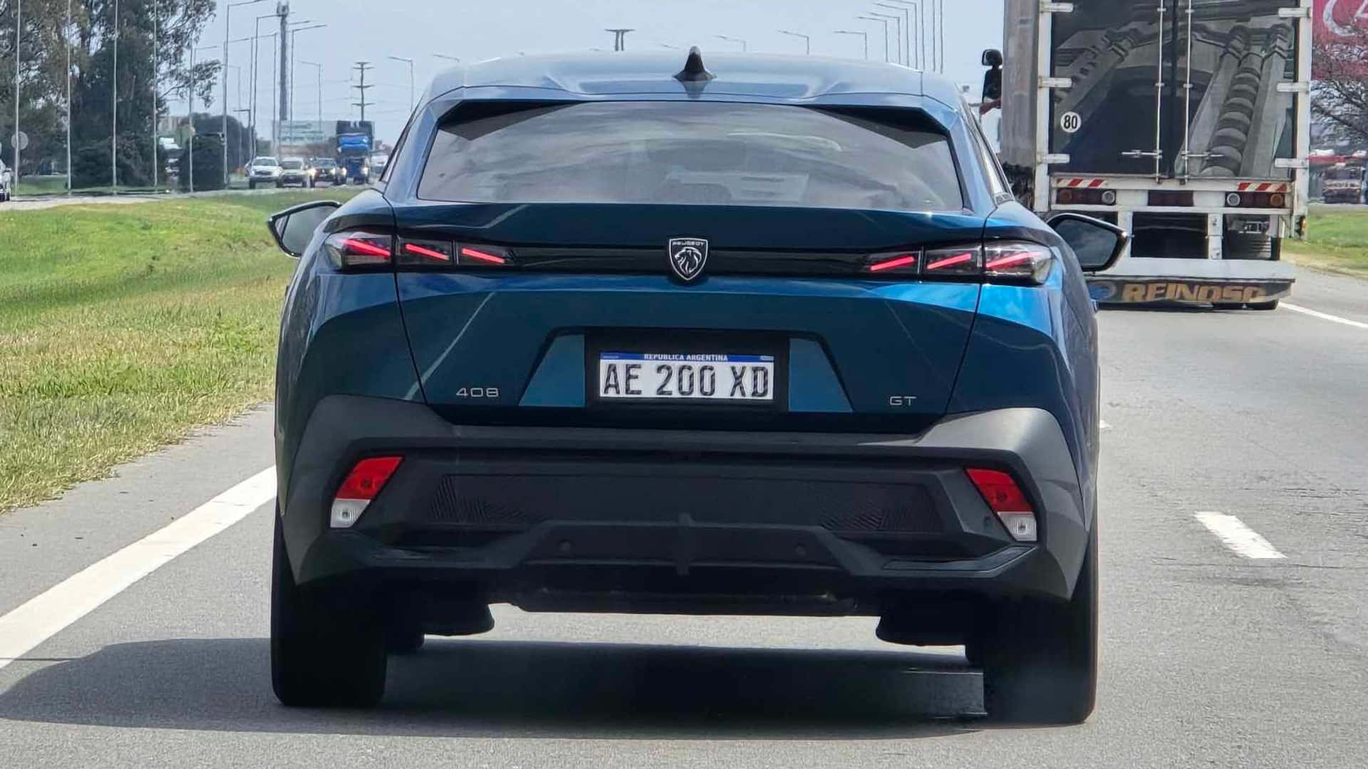 Peugeot prueba el nuevo 408 en Argentina
